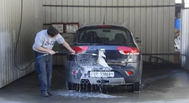 Garage Carrosserie Autospritzwerk Pino AG in Tavanasa – Einblick 23