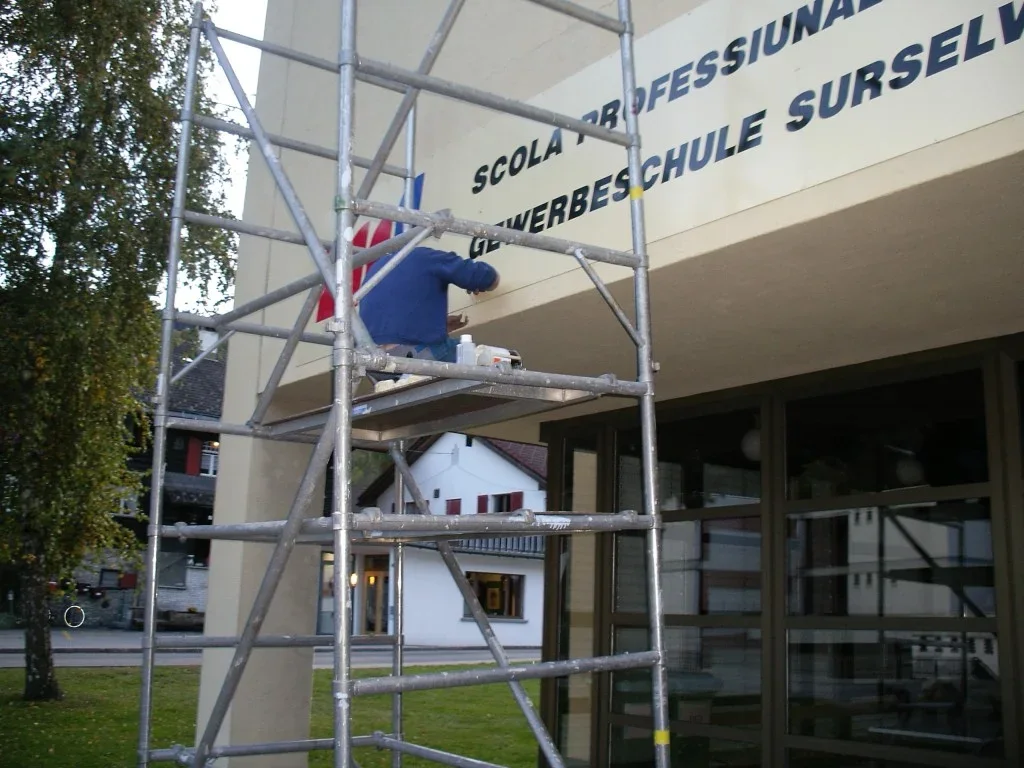 Garage Carrosserie Autospritzwerk Pino AG in Tavanasa – Einblick 25
